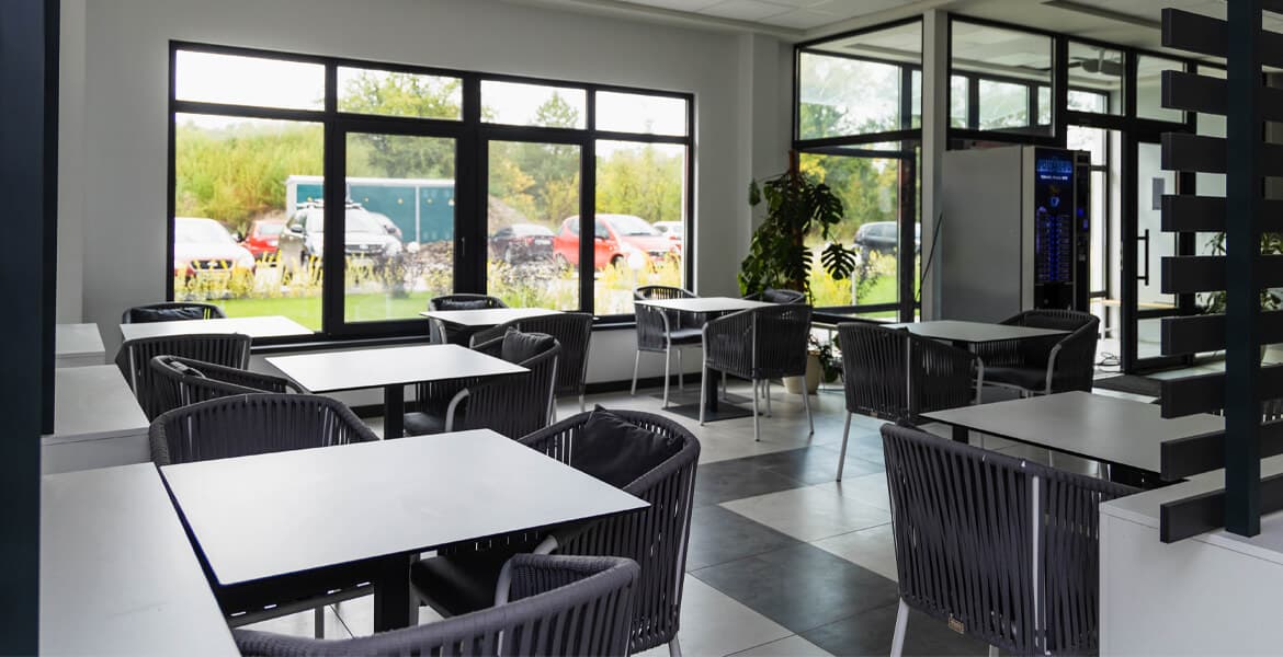 Столи та атмосфера кафе